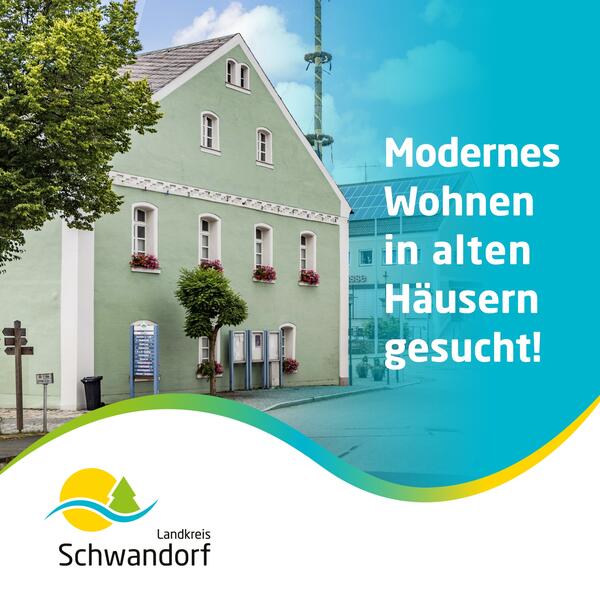 Neben einem grünen Haus steht der Text: Modernes Wohnen in alten Häusern gesucht. Darunter ist das Logo des Landkreises Schwandorf abgebildet.