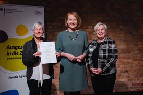 Lokales Bündnis für Familie im Landkreis Schwandorf nimmt Auszeichnung von Bundesfamilienministerin entgegen