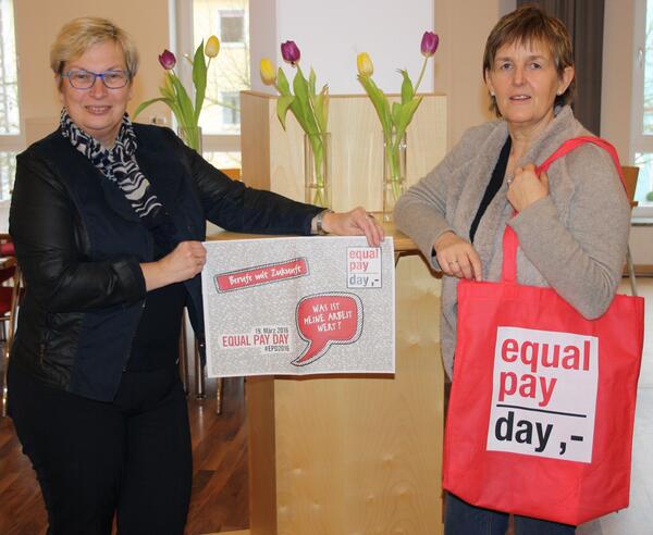 Equal Pay Day - Dorothea Seitz-Dobler (Arbeitsagentur) und Helga Forster (Landratsamt Schwandorf)