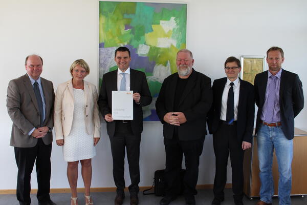Landrat Ebeling nach der Unterzeichnung der Mitgliedschaft beim  Trägerverein der OTH Amberg-Weiden