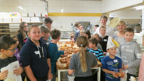 Kindertag im Landratsamt am Buß- und Bettag - die Kinder backen mit Bäckermeister Scherl ihre eigenen Brezen