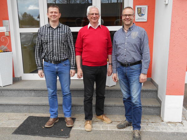 Nach der Ruhestandsversetzung von Hauptstraßenmeister Richard Kozlowski (Mitte) wird Bernhard Hösl (rechts mit Brille) neuer Leiter der Kreisbauhöfe und Markus Käsbauer (links) sein Stellvertreter.    
