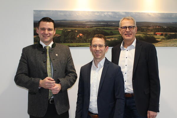 Der neue Kommunalmanager für Ostbayern Dr. André Zorger (Mitte) stellte sich mit Christoph Henzel vom Bayernwerk (rechts) bei Landrat Thomas Ebeling vor.