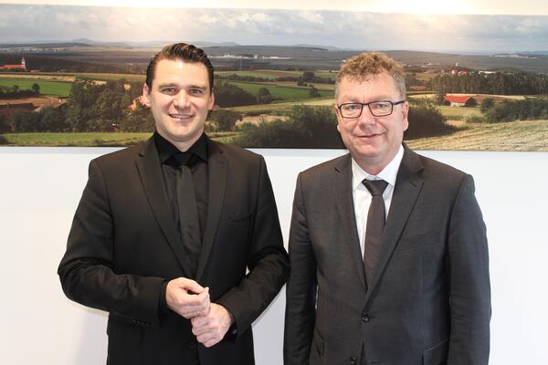 Dr. Martin Hermann (rechts) stellte sich als neuer Präsident des Verwaltungsgerichts Regensburg bei Landrat Thomas Ebeling vor.