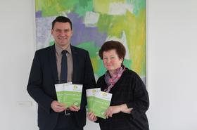 Landrat Thomas Ebeling und Irene Schiml, Leiterin des Fachbereichs Kommunale Abfallwirtschaft, präsentieren die druckfrischen Exemplare des neuen Müllmagazins.