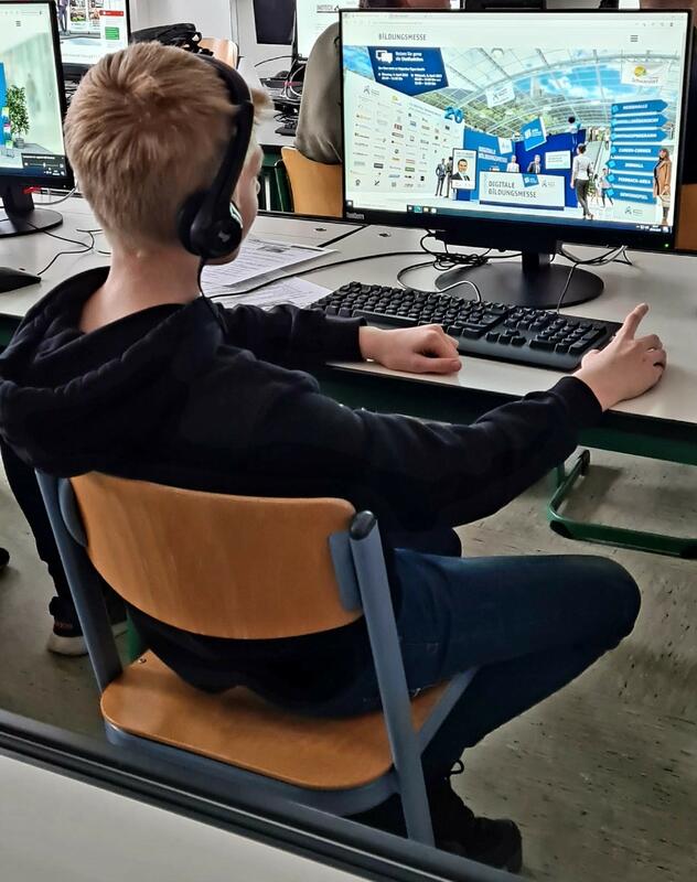 Die Klasse M7b der Landgraf-Ulrich-Schule in Pfreimd besuchten die Digitale Bildungsmesse im Unterricht.