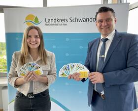 Regionalmanagerin Veronika Kiener und Landrat Thomas Ebeling stellen das neue Quiz zum Landkreis Schwandorf vor