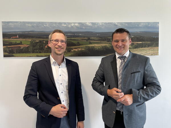 Der künftige IHK-Geschäftsführer Josef Ebnet neben Landrat Thomas Ebeling vor einem Landschaftsfoto