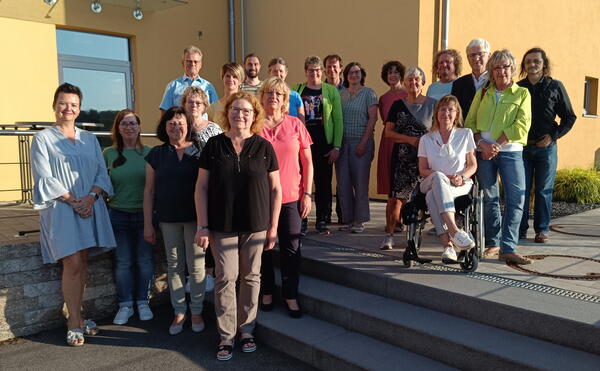 Familienbeauftragte, Behindertenbeauftragte und Vertreter des Lokalen Bündnisses aus dem Landkreis Schwandorf stehen auf einer Treppe beim Mehrgenerationenhaus in Teublitz