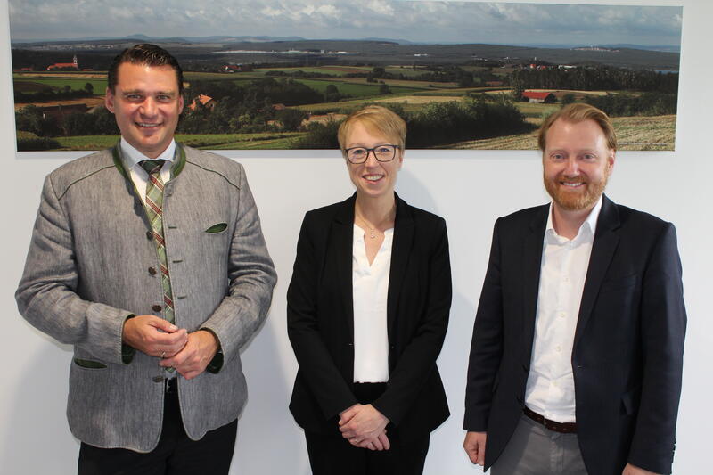 Die neue Krankenhaus-Geschäftsführerin Janina Philipp und ihr Vorgänger Dr. Martin Baumann (rechts) statteten Landrat Thomas Ebeling einen Abschieds- und Vorstellungsbesuch ab.