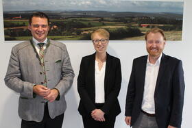 Die neue Krankenhaus-Geschäftsführerin Janina Philipp und ihr Vorgänger Dr. Martin Baumann (rechts) statteten Landrat Thomas Ebeling einen Abschieds- und Vorstellungsbesuch ab.