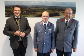 Der neue Diözesanleiter Julius-Alexander Past (Mitte) und Kreisbeauftragter Robert Stich (rechts) tauschen sich mit Landrat Thomas Ebeling über die vielschichtigen Dienste der Malteser aus.