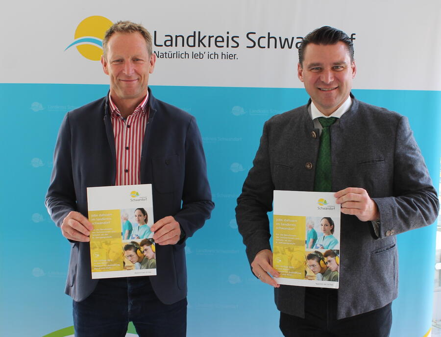 Christian Meyer und Landrat Thomas Ebeling (rechts im Bild) halten die neuen Broschüren in den Händen