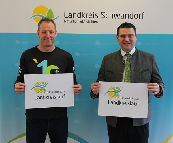 Der Organisator Christian Meyer und Landrat Ebeling präsentieren das neue Logo des Landkreislaufs