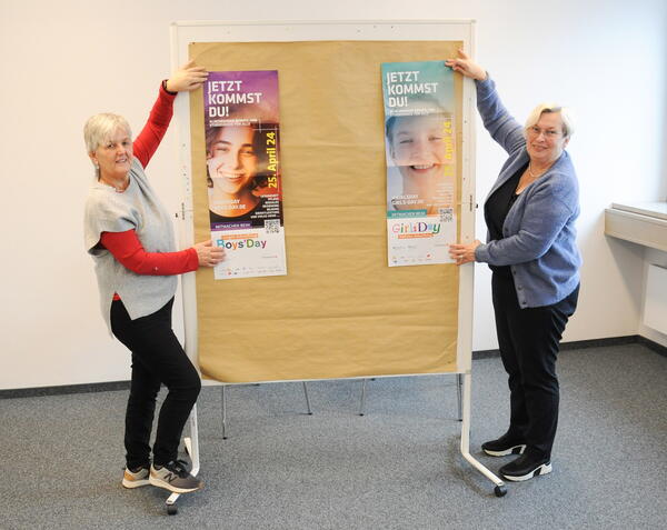 Die beiden Organisatorinnen Helga Forster und Dorothea Seitz-Dobler stehen vor Plakaten, auf denen für die Aktion geworben wird.