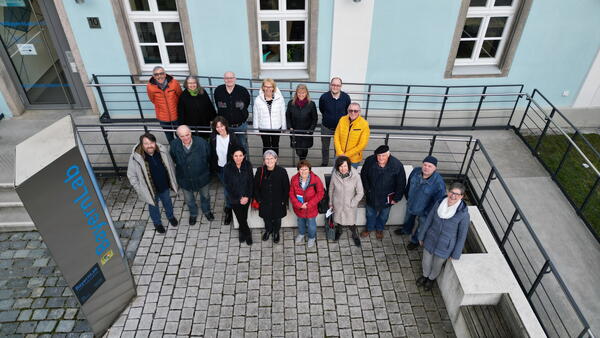 Frauen und Männer stehen vor dem BayernLab in Nabburg