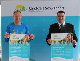 Organisator Christian Meyer und Landrat Thomas Ebeling stellen das neue Werbeplakat zum Landkreislauf 2024 vor 