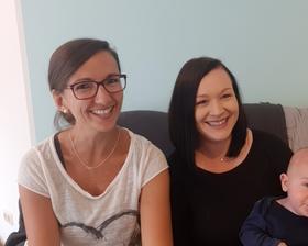 (Bild von links:) Kathrin Sträche und Tina Habermeier stehen Eltern von Babys und Kleinkindern zu vielen Themen für eine telefonische Beratung gerne zur Verfügung.