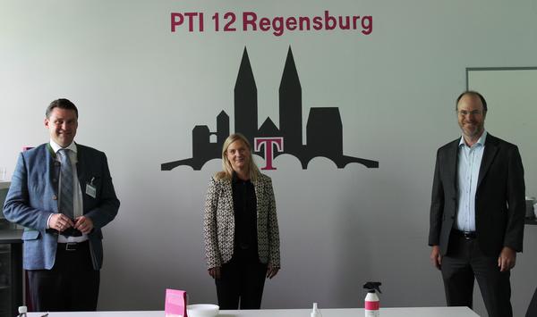 Landrat Ebeling, Kerstin Glanert und Markus Beckman in einem Büro der Telekom Technik GmbH