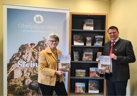 Eine Frau und ein Mann halten jeweils ein Buch mit der Aufschrift G&ouml;rlitz erleben