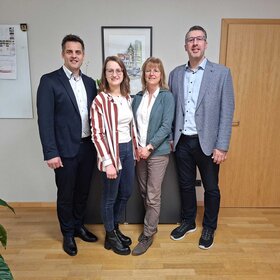 B&uuml;rgermeister Rudolf Teblitzky, Theresa Kr&auml;mer, Cornelia Kiener von der Seniorenfachstelle des Landkreises Schwandorf, Gesch&auml;ftsleiter Andreas Mandl