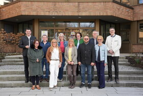 Gruppe von Menschen vor dem Landratsamt 