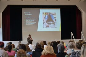 Viele Menschen sehen bei einem Vortrag zu