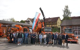 Eine gro&szlig;e Gruppe von Menschen steht vor drei Gahrzeugen des Kreisbauhofes in Neunburg vorm Wald.