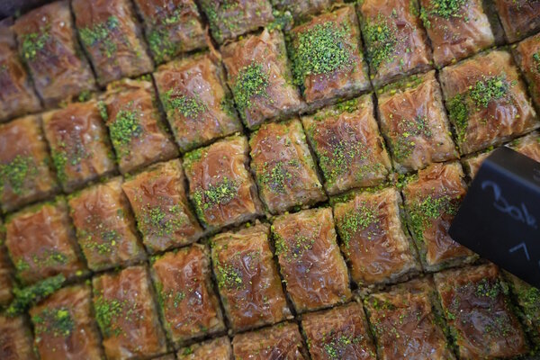 Man sieht Baklava mit einem Schild darauf