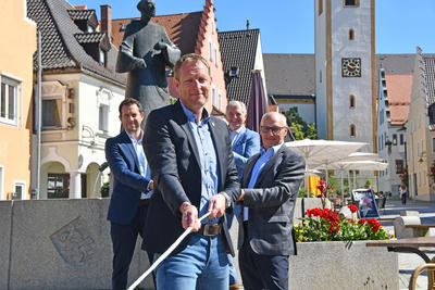 Die Wirtschaftsförderer Roland Kittel, Christian Meyer und die Aktivsenioren Karl-Heinz Langner und Bernhard Butz ziehen an einem Seil.